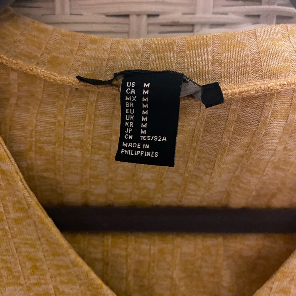 Long sleeve yellow crop top - Picture 3 of 3